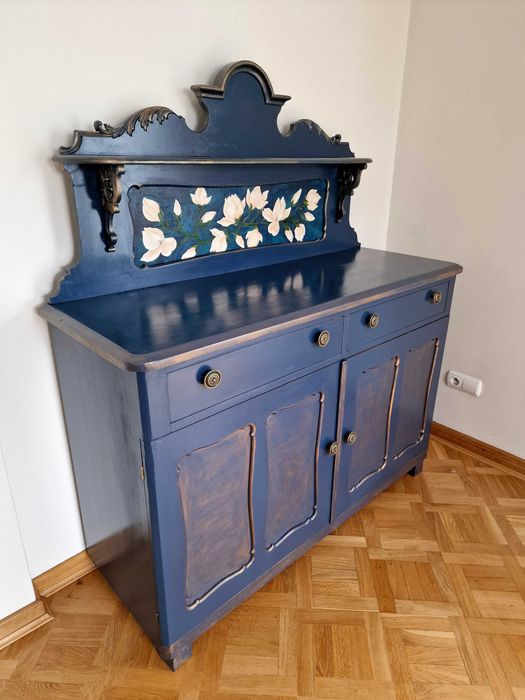 Zabytkowa komoda z nadstawką po renowacji ręcznie malowana
