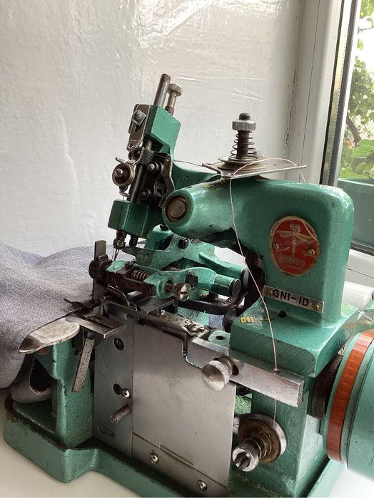 Продам трьохнитковий оверлок