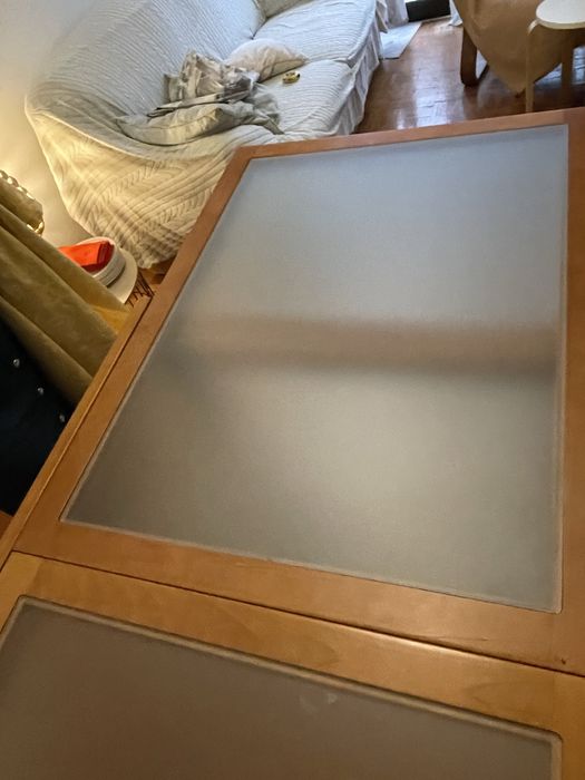 Mesa de jantar extensível em madeira e vidro fosco