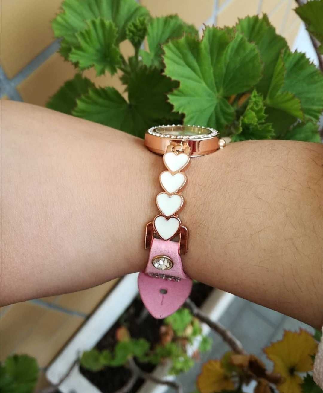 Relógio com Bracelete em Rosa e Corações Brancos