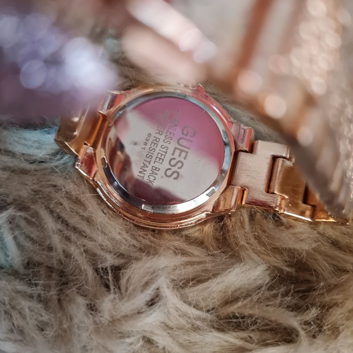 Guess zegarek różowe złoto z kryształkami i regulacją złoty