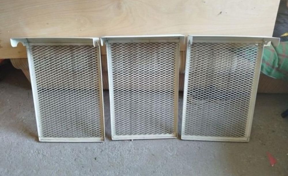 Решетка радиатора, белая. Хорошее состояние.