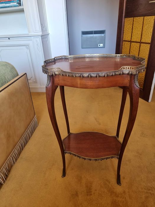 Mesa de apoio antiga com aplicações em bronze