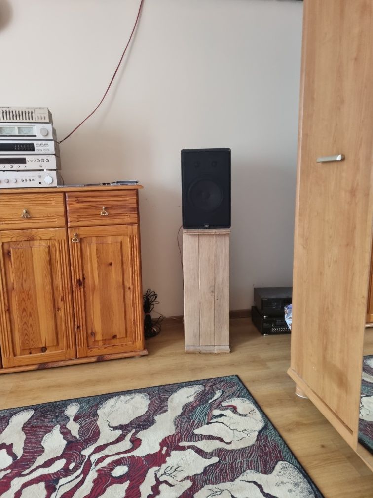 Dębowe półki pod kolumny