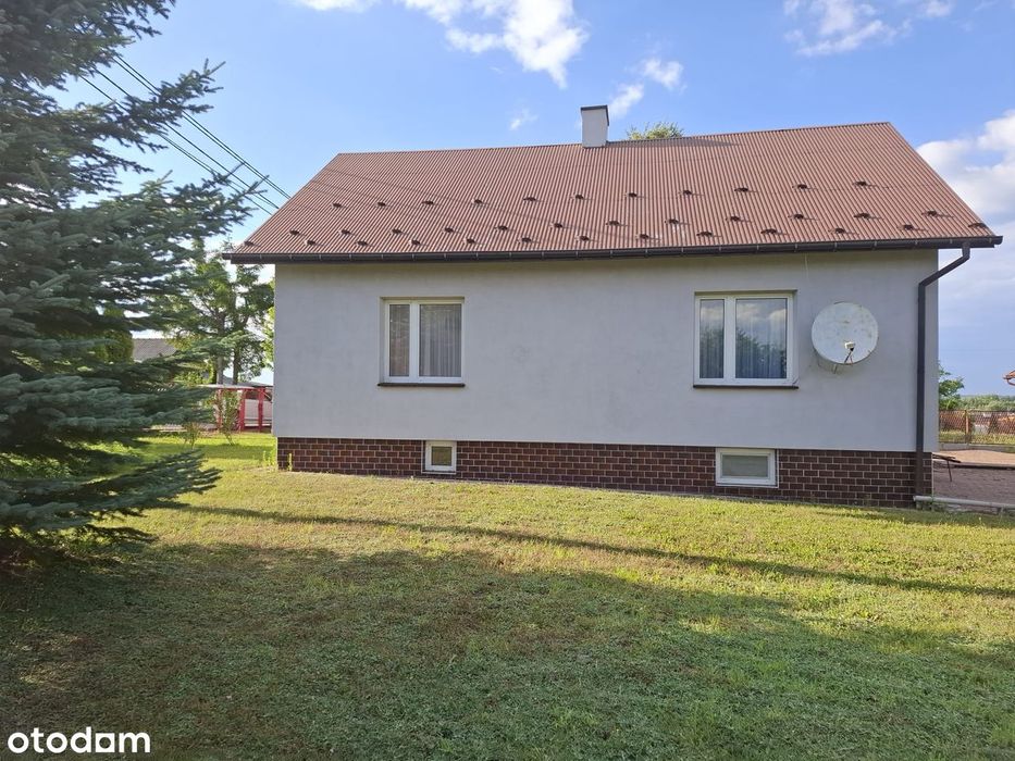 Przestronny dom z garażem w spokojnej okolicy