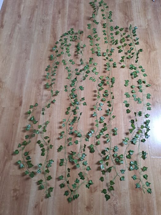 Sztuczne kwiaty doniczkowe i bluszcz