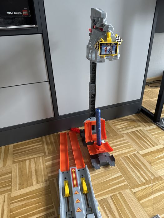 Hot wheels wyrzutnia pionowa x9283