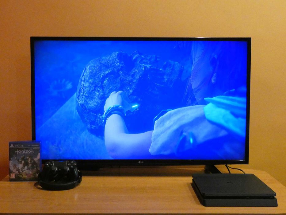 PlayStation 4 Slim 500GB plus Uncharted i Horizon Zero Dawn