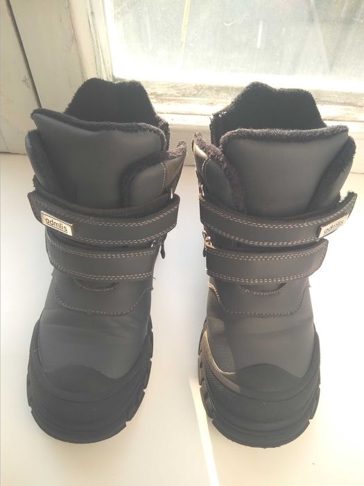 Продаються дитячі ботинки