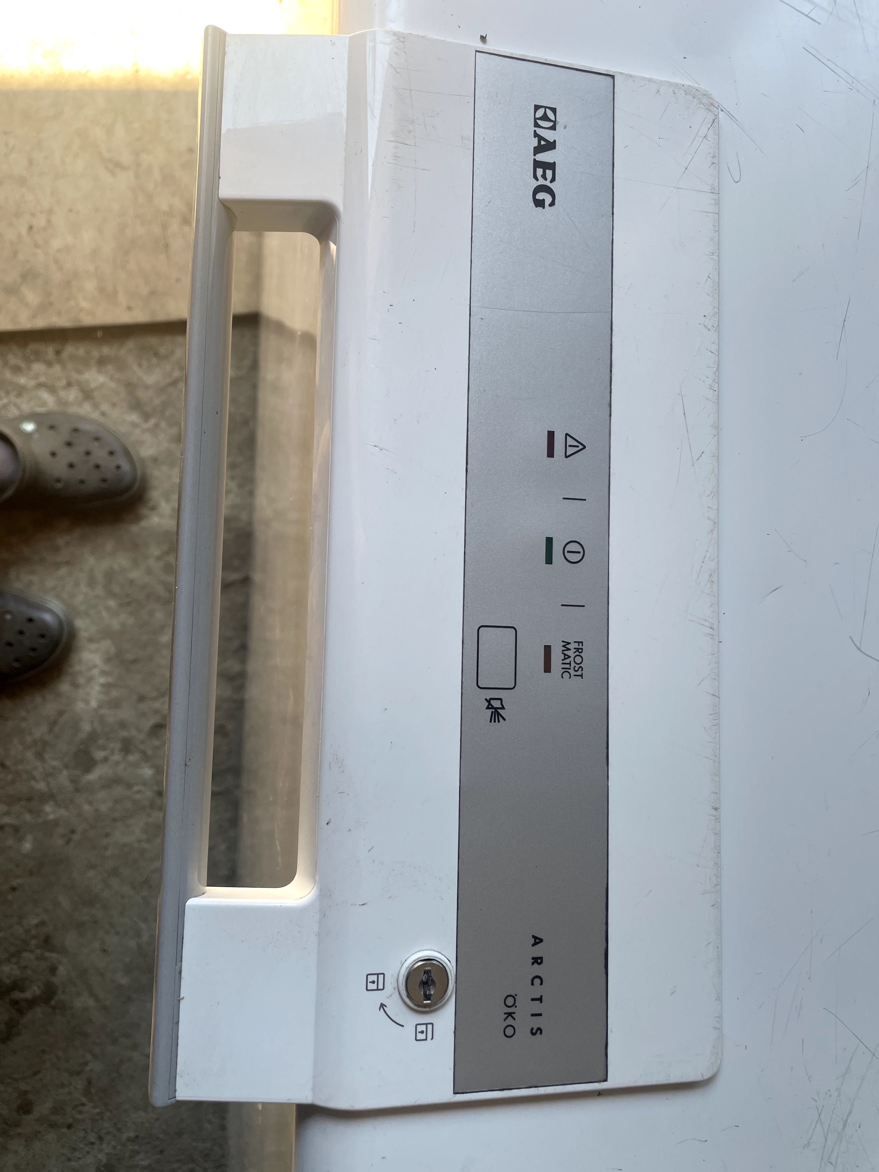 Zamrażarka skrzyniowa biała  AEG 255l 62700HLW0
