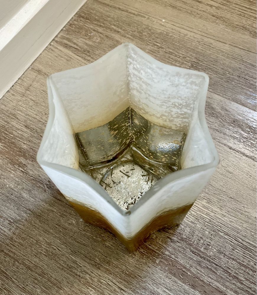 Jarra branca e dourada de formato estrela