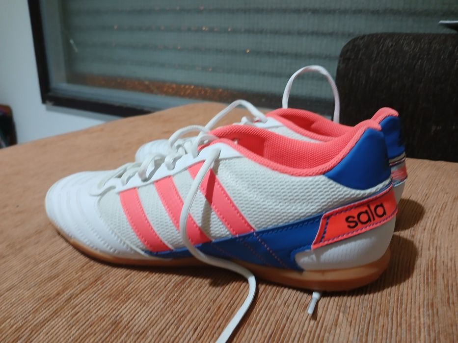 Chuteira da adidas branca e laranja