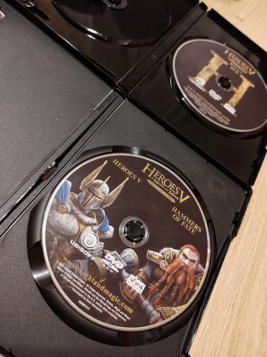 Heroes of might and magic V collectors edition, bez jednej płyty.