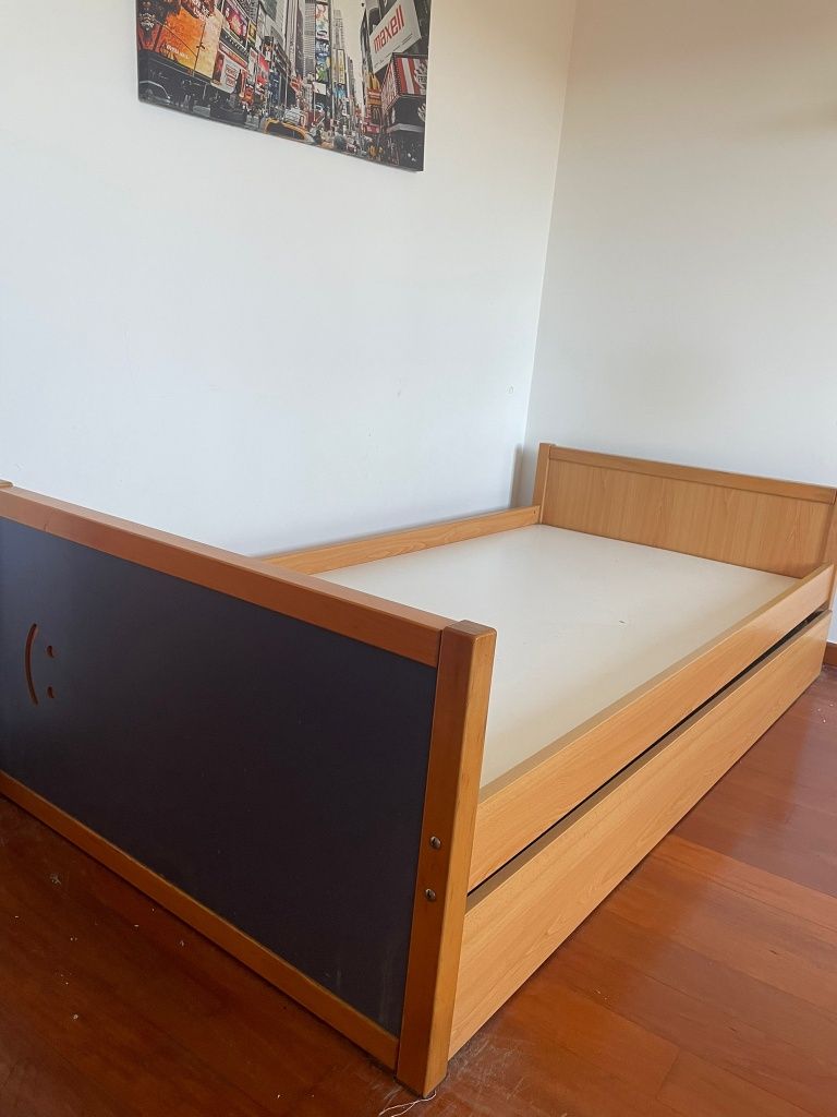 Cama individual dupla com mesinha de cabeceira com rodas