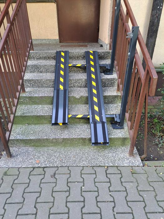 Podjazdy zewnętrzne i wewnętrzne dla niepełnosprawnych