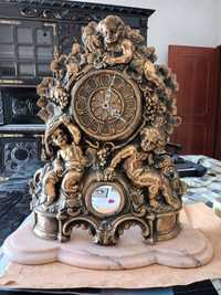 Relógio de mesa decorativo em metal e mármore