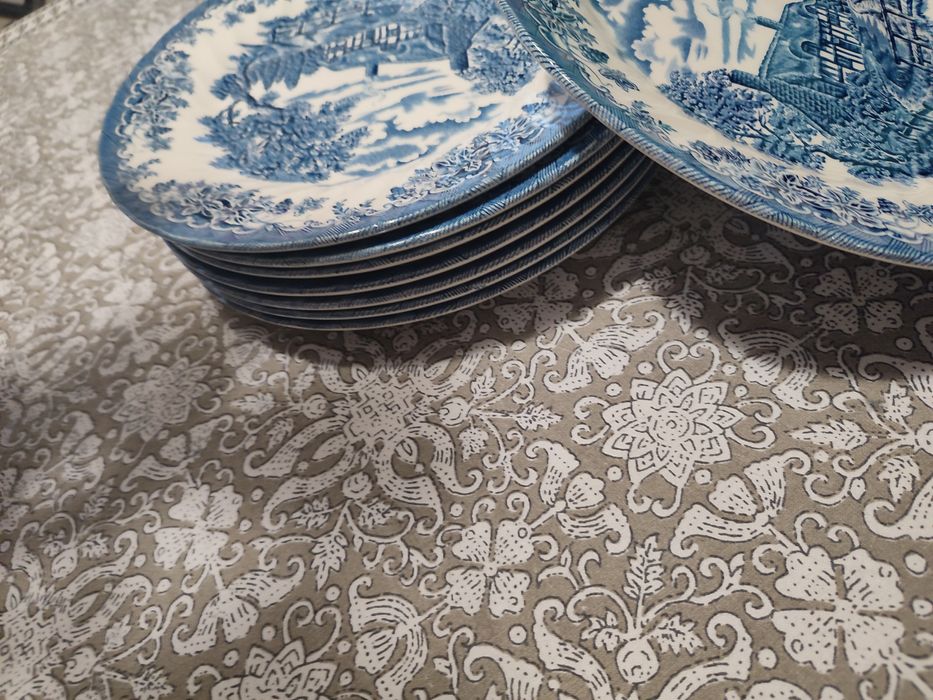 Pratos Churchill com faiança azul