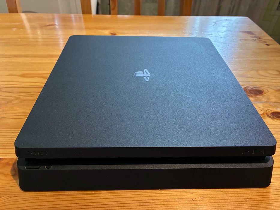 PlayStation 4 Slim і два геймпади