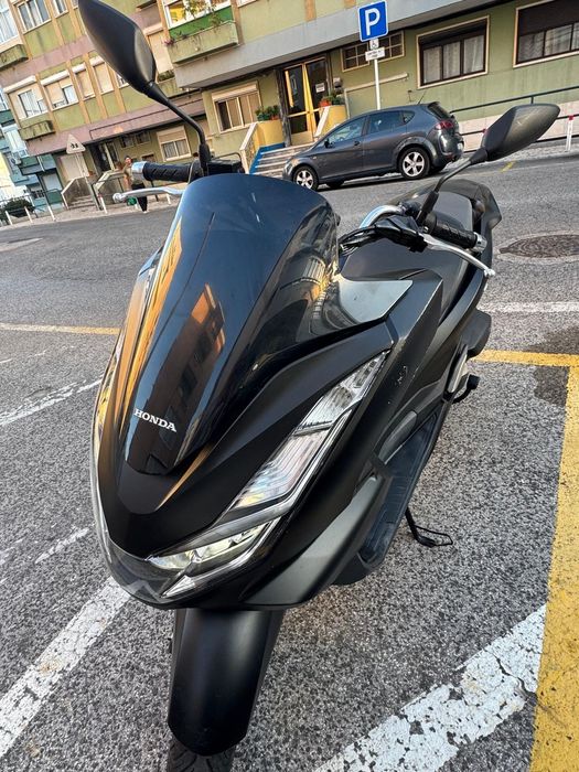 Mota PCX 2021 bem conservada
