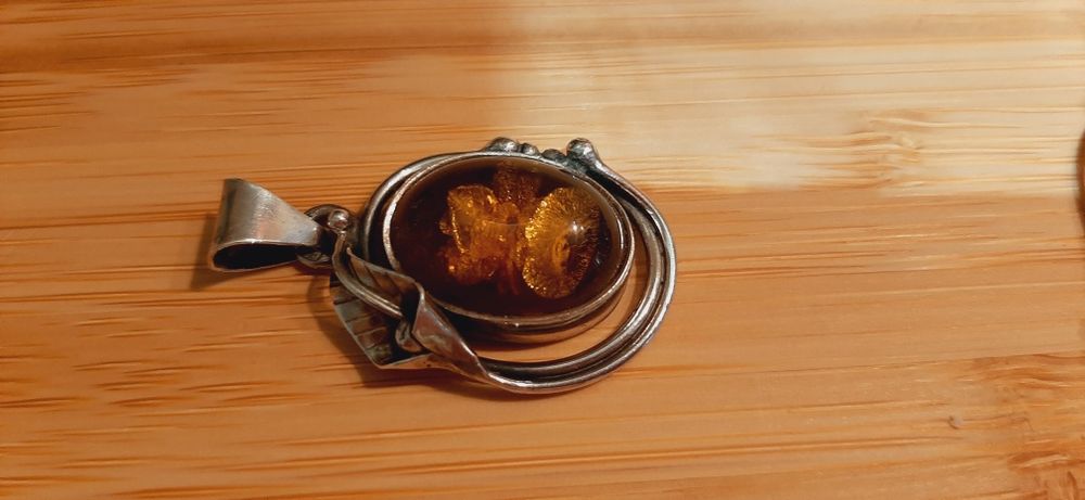 Klasyczny wisiorek bursztyn w srebrze