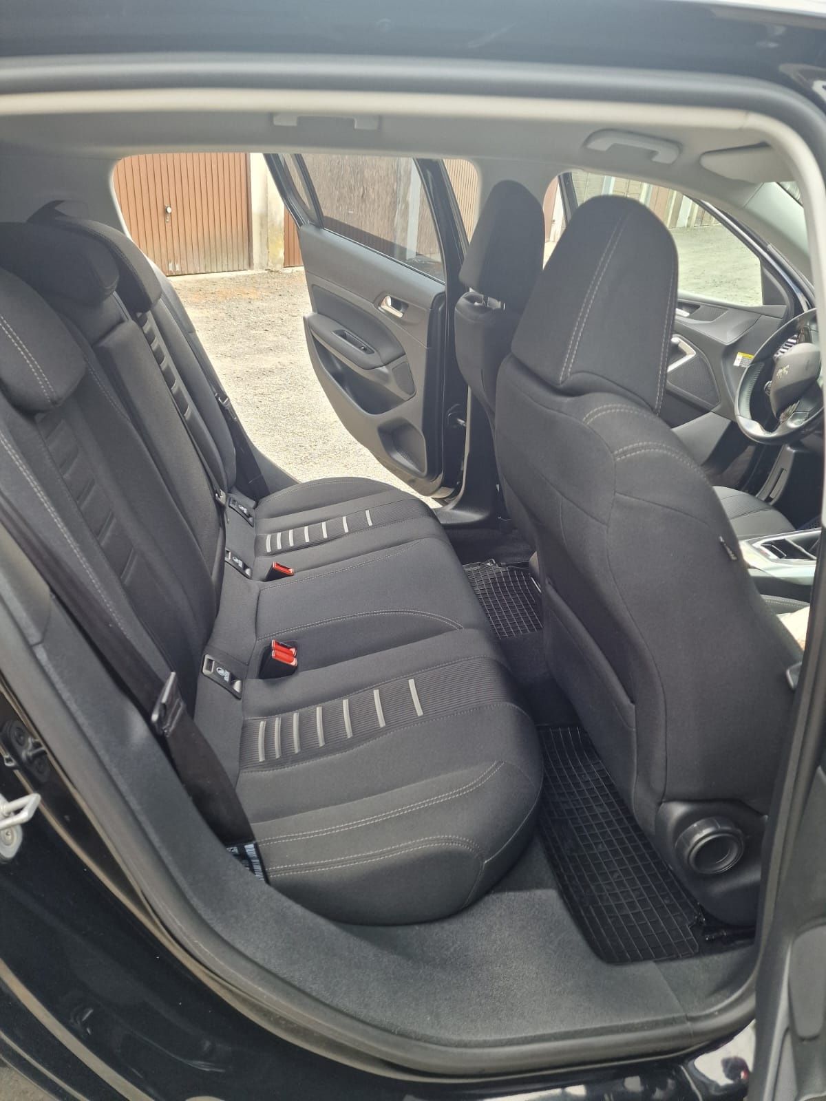 PEUGEOT 308 - benzyna, 2014 r. - utrzymany w perfekcyjnym stanie.
35 0