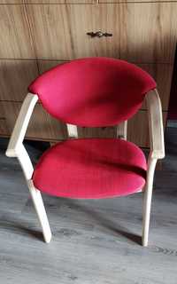 Drewniane krzesło z podłokietnikami