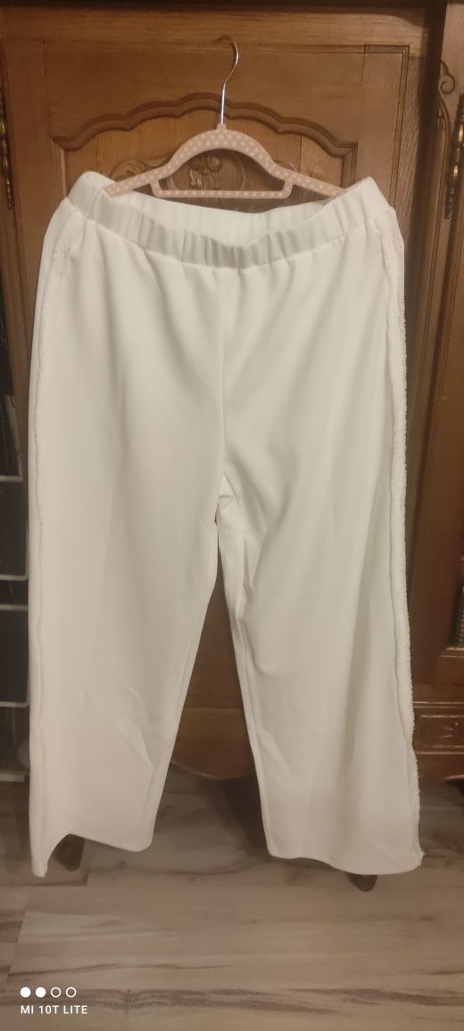 Białe szerokie spodnie damskie