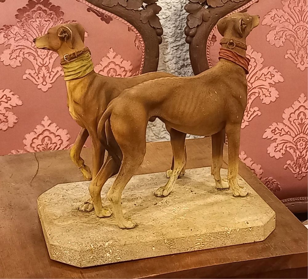 Escultura de casal de galgos em ceramica sobre pedra