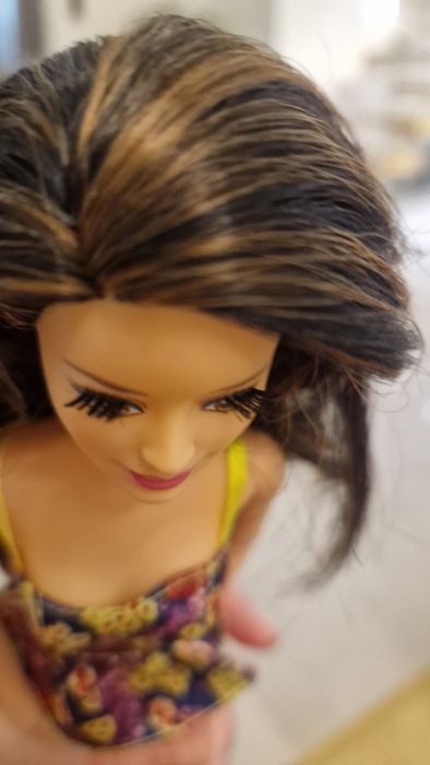 Barbie brunetka z rzęsami i dodatkowym kompletem ubranek