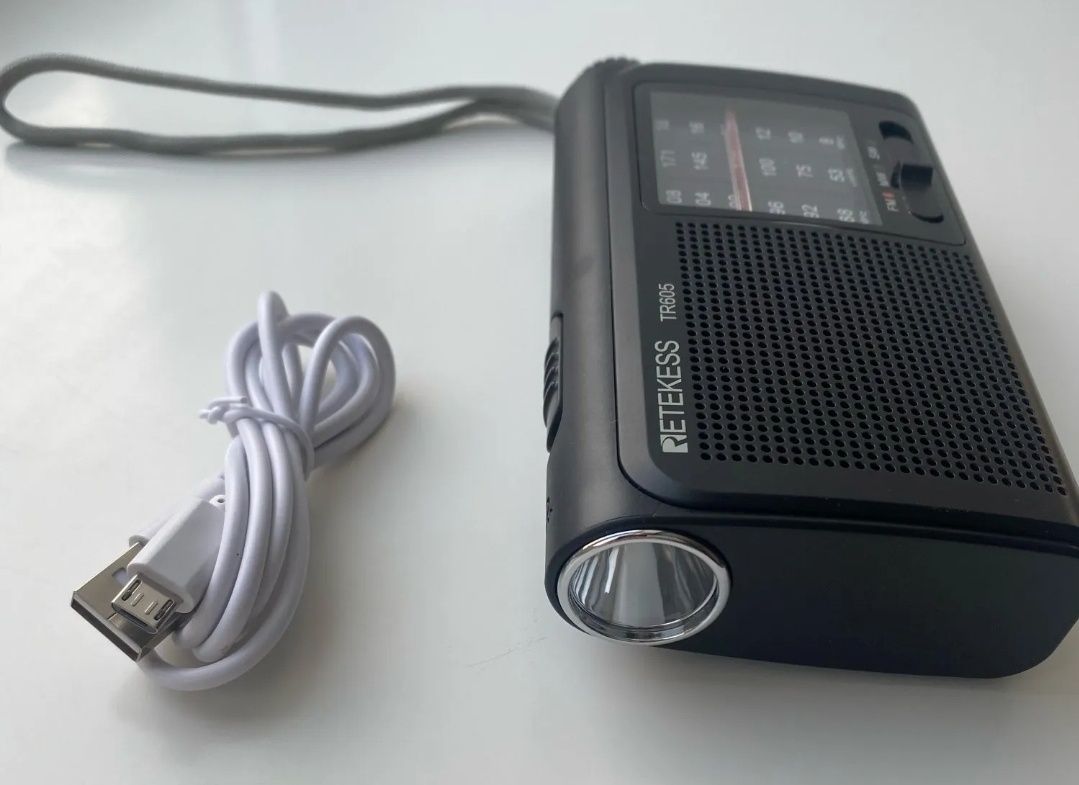 Портативное радио с фонариком Retekess TR605 на аккумуляторе