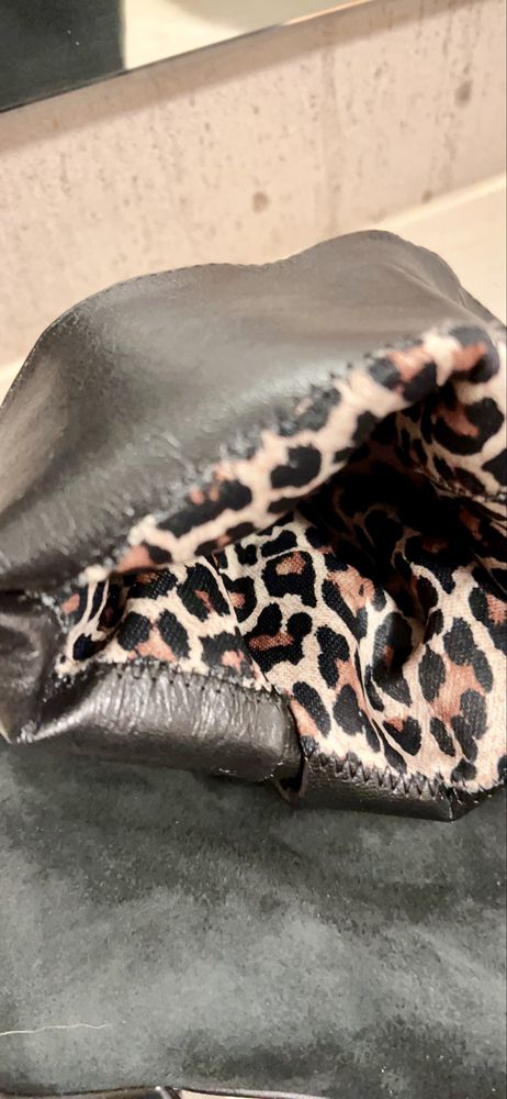 Botas em camurça preta de salto pelo joelho