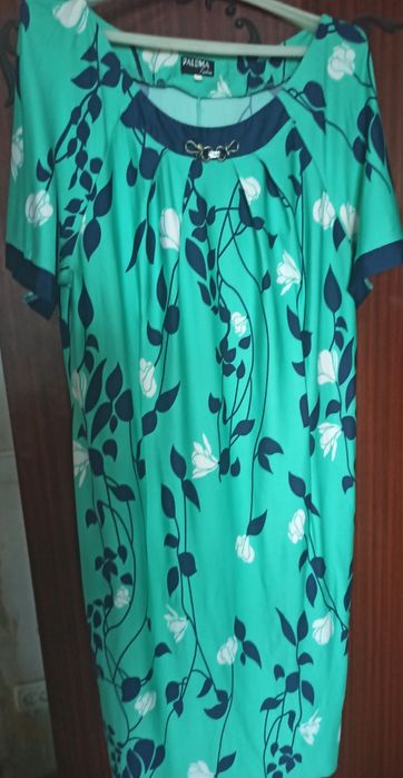 Платье с коротким рукавом.