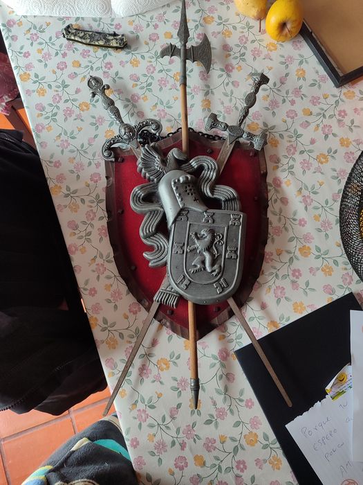 Brasão portugues com 2 espdas e lança medieval