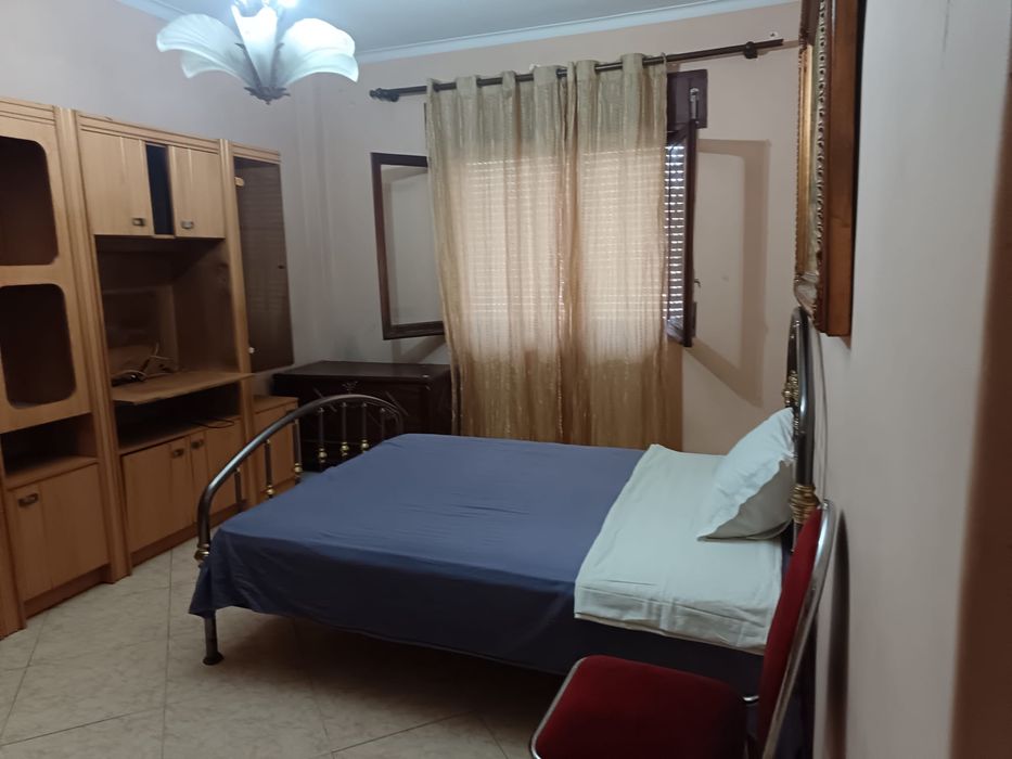 Arrenda-se quarto – Foros de Amora (a 5 minutos da estação)