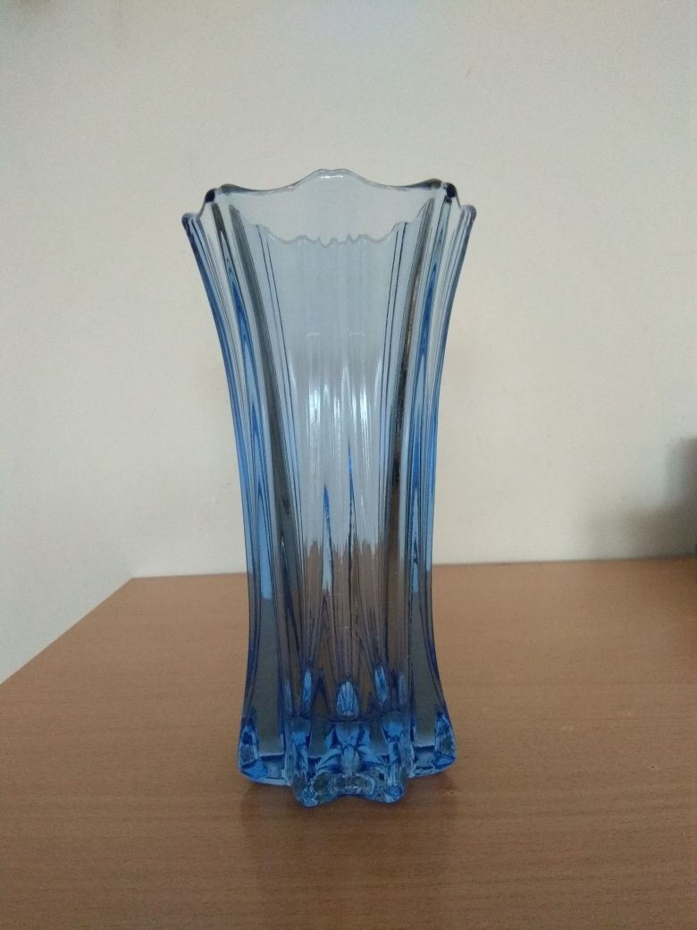 Szkło prasowane. Niebieski wazon. Art Deco. 20 cm.