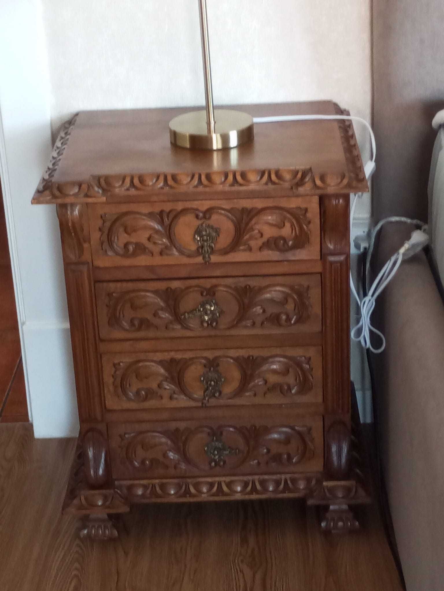 Mobília de quarto em madeira de castanho nacional
