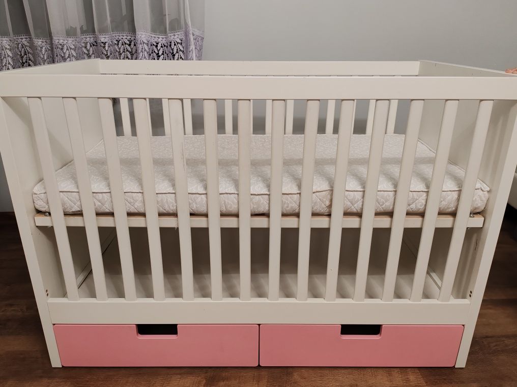 Łóżeczko niemowlęce Ikea Stuva z szufladami z materacem