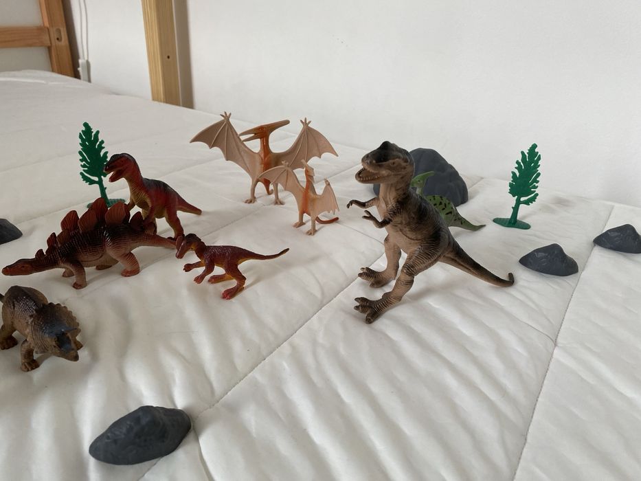 Brinquedo dinossauros de plástico