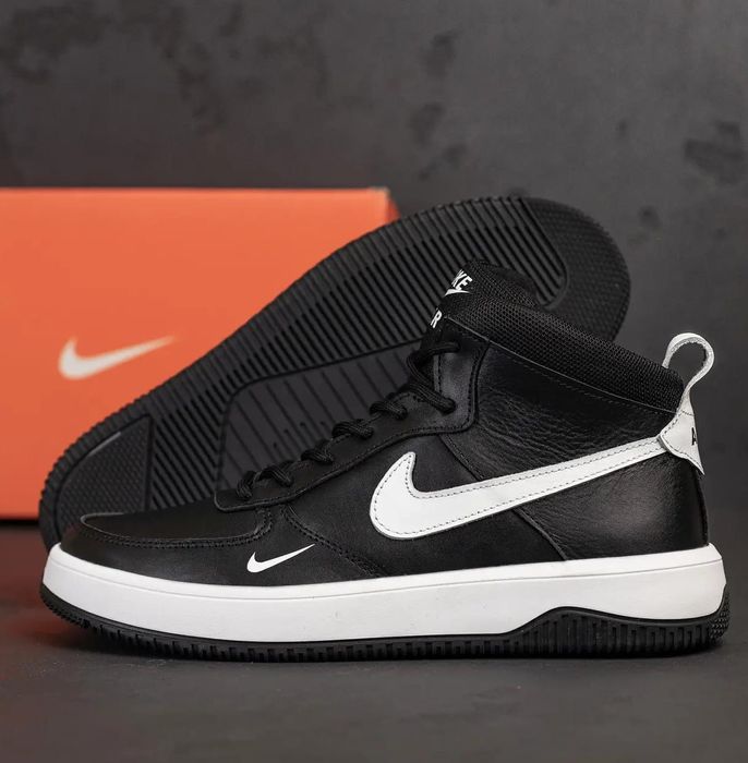 Зимние кроссовки на меху мужские Nike, черные на белой подошве ботинки