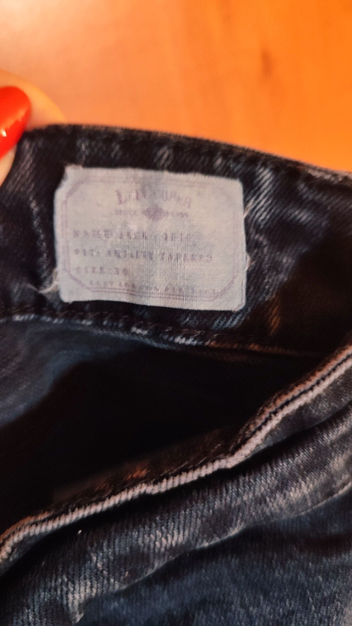 Jeans Lee Cooper
Długość 106 cm
Szerokość w pasie 39 cm