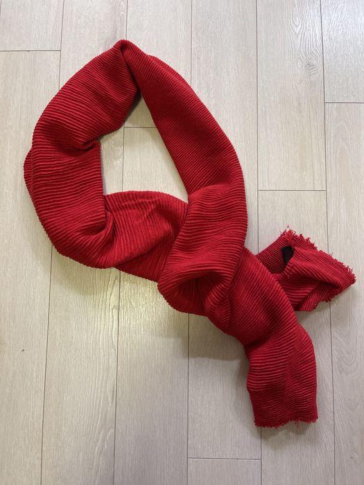 Червоний яскравий шарф