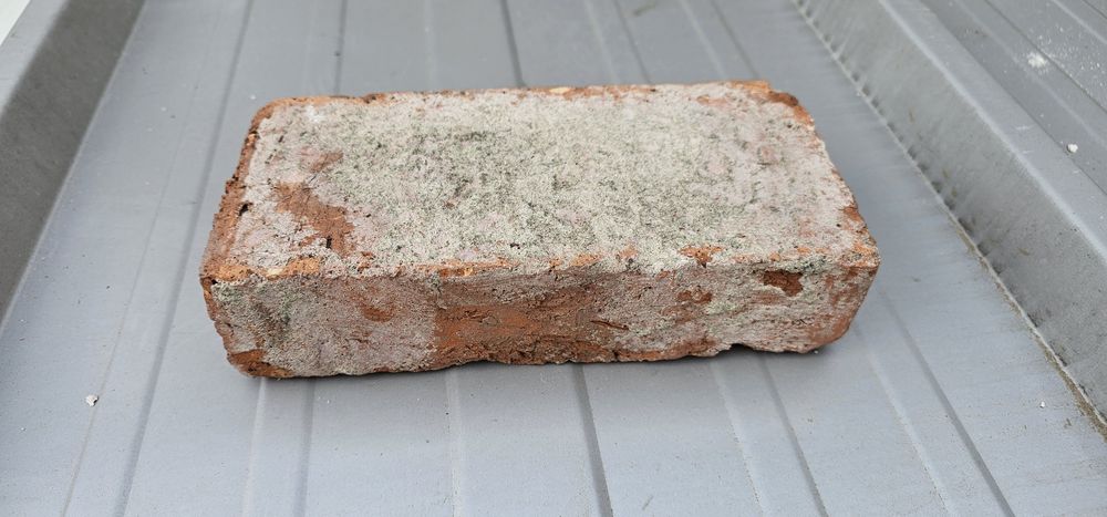 Stara cegła rozbiurkowa