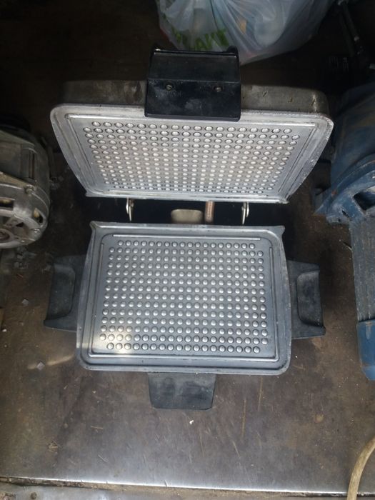 Продам пельменниці,форми для випікання вафель,електровафельницю-гриль,