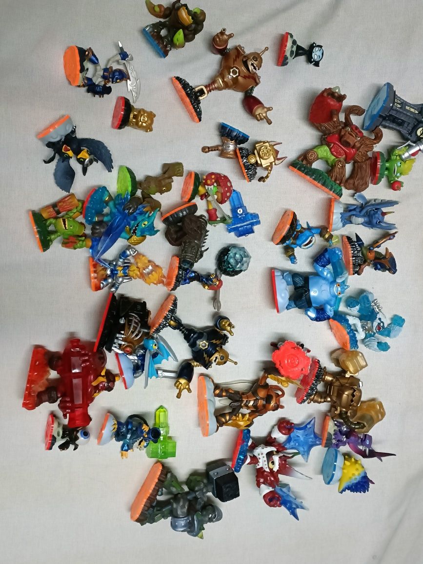 Skylanders giants e normais.