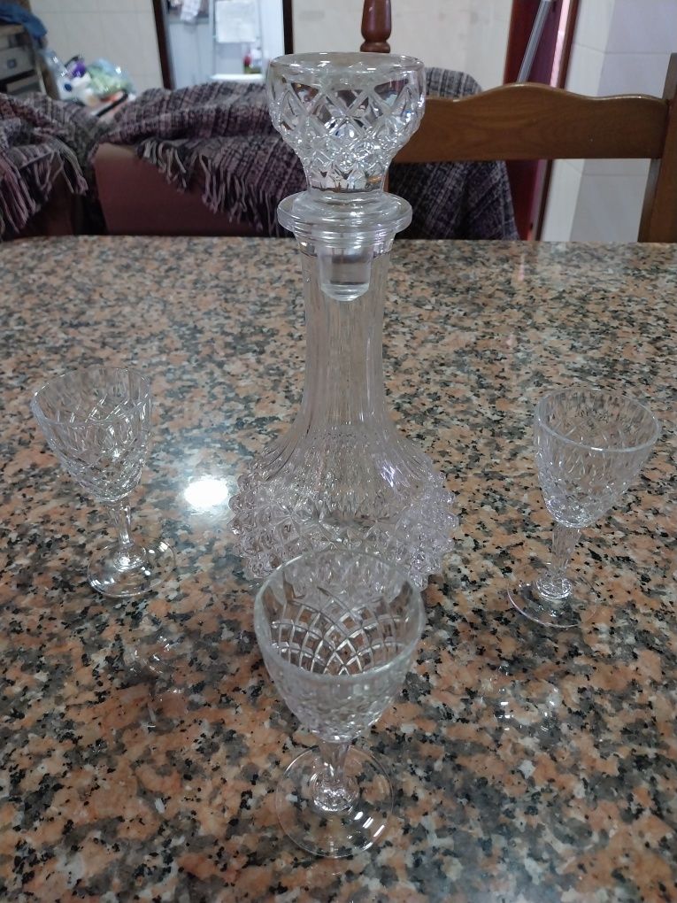 Conjunto de garrafa com 3 copos de cristal