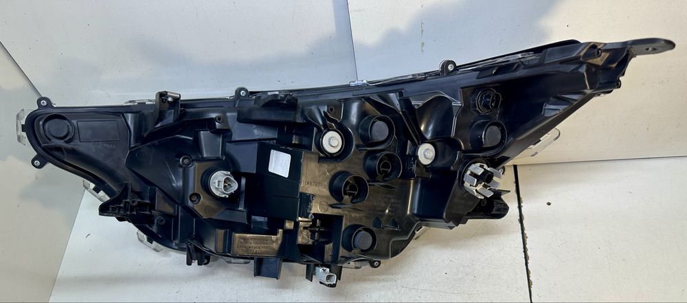 Правая фара Toyota RAV 4 Hybrid 2022 2023 811100R350