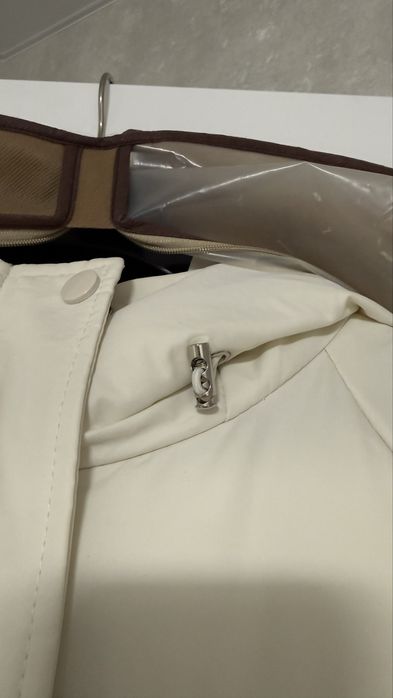 Білий пуховик зимовий