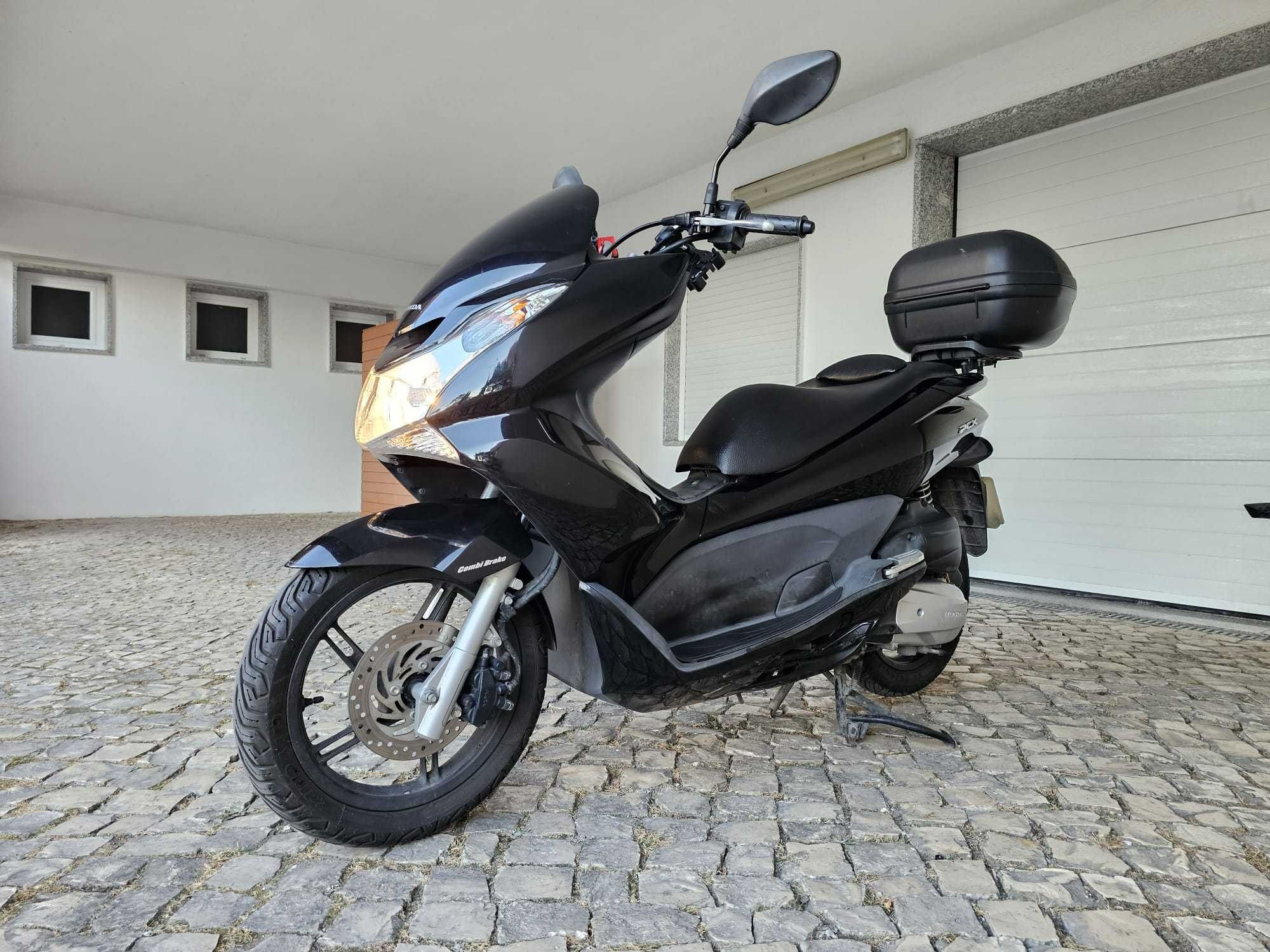 Honda PCX 125 com livro de revisões
