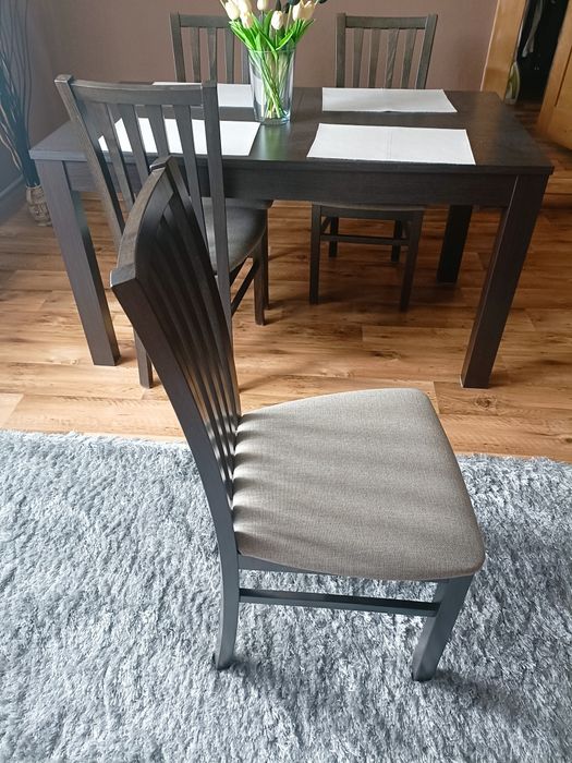 Stół i krzesła do jadalni