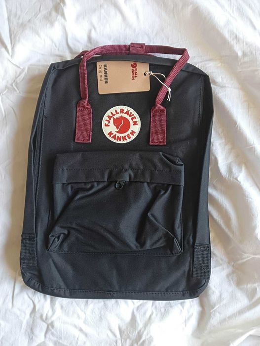 Czarno-Bordowy Plecak FJALLRAVEN KANKEN Classic - 16 Litrowy